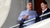 Orbán Viktor és Mészáros Lőrinc tárgyalnak egy felcsúti focimeccs alatt, a 2019-es európai parlamenti választások előtt, május 19-én. 