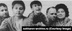 Familia Saharov: Liuba (de la stânga la dreapta), Tania și Dmitri. O fotografie realizată între 1967–68.