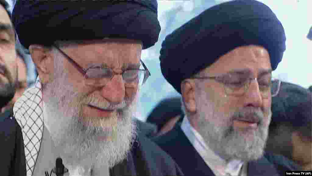 Në një moment të rrallë, Lideri Suprem i Iranit, Ayatollah Ali Khamenei është parë duke qarë, teksa ka drejtuar besimtarët tek arkivoli i Soleimanit. &nbsp;