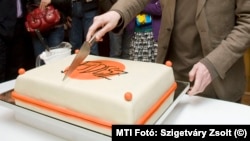 Vastag szelet kellene az ellenzéknek