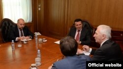 Архивска фотографија - Премиерот Зоран Заев се сретна со рускиот амбасадор во Македонија Олег Шчербак, 19 октомври 2017.