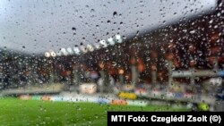 Átláthatóság - a felcsúti Pancho Aréna a szakadő esőben 2014. május 16-án. 