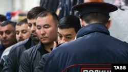 Ruska policija provjerava dokumente migranata u tržnom centru (fotoarhiv)