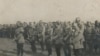 Regele Ferdinand I trece în revistă trupele române, 1917. Sursa: Expoziția Marele Război, 1914-1918