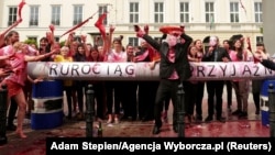A magyar energiapolitika és a Barátság vezetéken keresztül érkező orosz olajimport ellen tiltakoznak a varsói magyar nagykövetség előtt, 2022. június 4-én.