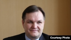 Санкт-Петербургда чоп этилаётган "Турон" газетаси муассиси Игор Белоусов нашрни ташкил қилишдан мақсад марказий осиёлик муҳожирларга кўмак кўрсатиш эканини айтади.