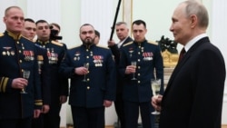 Президент России Владимир Путин с награжденными медалью "Золотая Звезда" и получившими звания "Героев России" за участие в войне против Украины офицерами Минобороны и Росгвардии в День защитника Отечества в Кремле. Москва, 23 февраля 2025 года