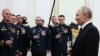 რუსეთის პრეზიდენტი ვლადიმირ პუტინი  უკრაინის წინააღმდეგ ომში მონაწილეობისთვის „ოქროს ვარსკვლავითა” და „რუსეთის გმირის” წოდებით დაჯილდოებულ სამხედრო მოსამსახურეებთან ერთად. მოსკოვი, 2025 წლის 23 თებერვალი