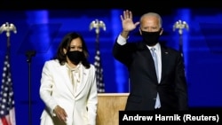 Joe Biden megválasztott amerikai elnök és Kamala Harris alelnök intenek a tömegnek, miután az amerikai média bejelentette, Joe Biden nyerte a 2020-as amerikai elnökválasztást.