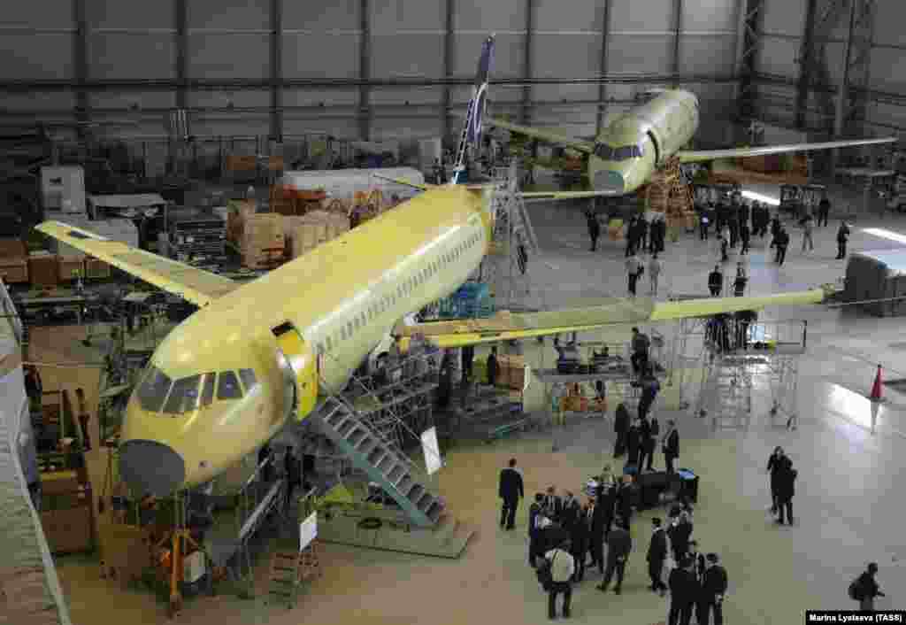 Avioane Superjet la uzina din Komsomolsk pe Amur, Orientul Îndepărtat. Iniţial aeronava urma să fie livrată clienţilor în 2009, dar din cauza unor deficienţe la motor procesul a întârziat.