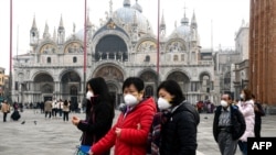 Turiști la Veneția, oraș pus în carantină duminică de autoritățile italiene.