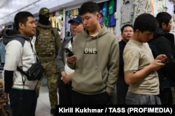 Muncitori migranți, în timpul unui raid în Novosibirsk.