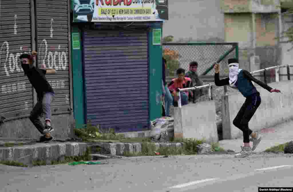 Pas vendimit të Indisë më 5 gusht, kishte protesta në të cilat u hodhën gurë ndaj forcave të Indisë.&nbsp;Si Pakistani ashtu edhe India kanë pretendime në këtë rajon.