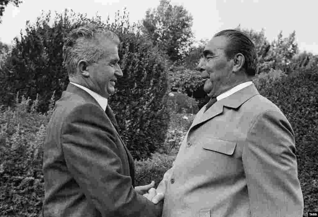 Rumuni Nikolae Çaushesku në takim me udhëheqësin sovjetik, Leonid Brezhnjev, në Jaltë në vitin 1976. Brezhnjevi ishte një vizitor i shpeshtë në Krime.