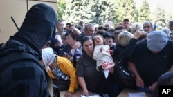 Civili u ruskoj Kurskoj oblasti u redu za humanitarnu pomoć, 14. avgust 2024.