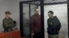 Александр Александров менен Жоомарт Дуулатов Бишкектин Биринчи май райондук сотунда. 17-сентябрь, 2025-жыл.