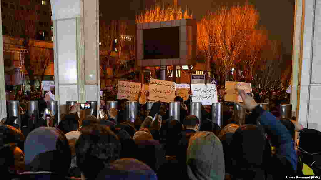 Protestues para&nbsp;Universitetit Sharif në Teheran.