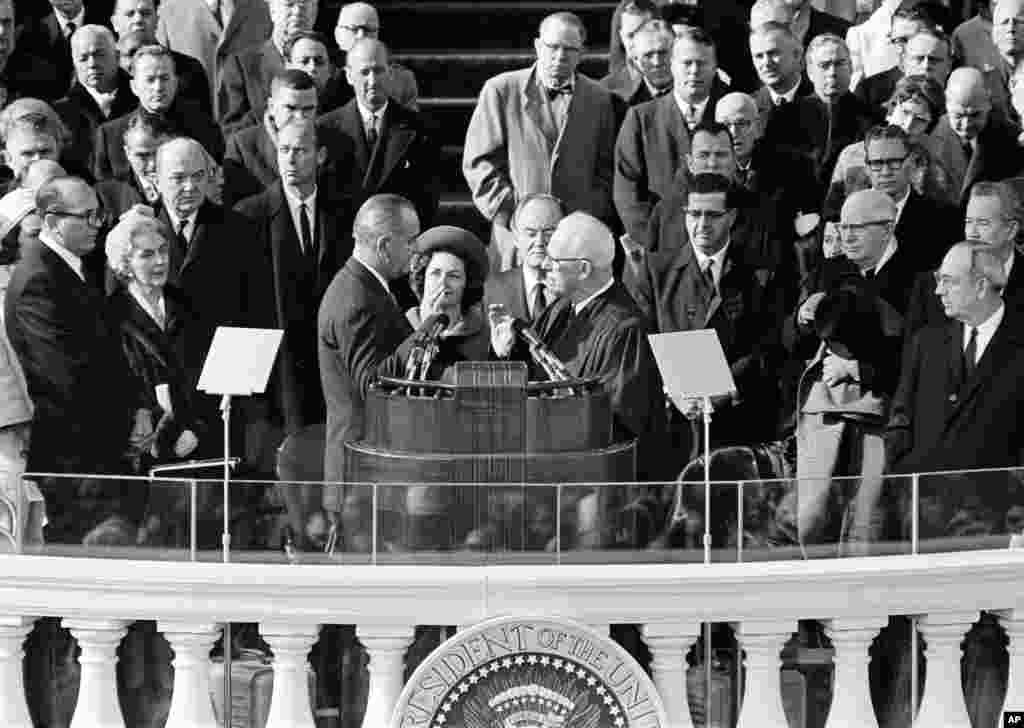 Lyndon B. Johnson depune jurământul în calitate de al 36-lea președinte al SUA la Capitoliu pe 20 ianuarie 1965. A fost a doua lui învestire, după cea în care a preluat președinția în urma asasinării lui Kennedy.