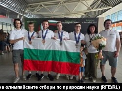 Националните биолози на България заедно с ръководителите им пристигат на летището в София след Международната олимпиада по биология.