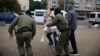 Agenți mascați au dispersat mitingurile de protest organizate la Minsk pe 8 septembrie. Acestea fuseseră organizate pentru a o susține pe Maria Kolesnikova, reprezentantă a opoziției răpită de autoritățile care au încercat s-o expulzeze din Belarus.