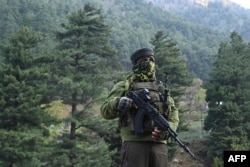 Индийски военен служител охранява в Пахалгам, южно от Шринагар, на 23 април 2025 г., след нападението.