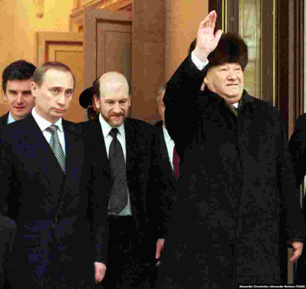 Елцин отпоздравува додека стои покрај Владимир Путин на 31 декември 1999 година. Елцин му го предаде претседателството на Путин тој ден по скоро една деценија на власт. Елцин ја напушти функцијата&nbsp; - најмногу заради економските тешкотии за време на неговото претседателствување. Но, според некои е заслужен за спречување на потенцијална граѓанска војна во Русија по распадот на Советскиот сојуз. Елцин почина во април 2007 година на 76-годишна возраст.
