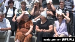 Նստացույցին մասնակցող չարենացավանցի առեւտրականները, 20 հուլիսի, 2012