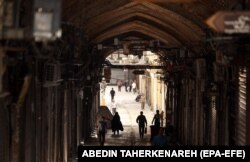 Njerëzit ecin pranë dyqaneve të mbyllura në Pazarin e Madh në Teheran, 16 qershor.