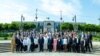 Membri ai „Blocului Patriotic” într-o poză de grup în Parcul Catedralei din Chișinău