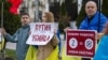 Refugiați ucraineni și cetățeni moldoveni protestează față de războiul din Ucraina, în fața Ambasadei Rusiei la Chișinău, 7 aprilie 2022. 