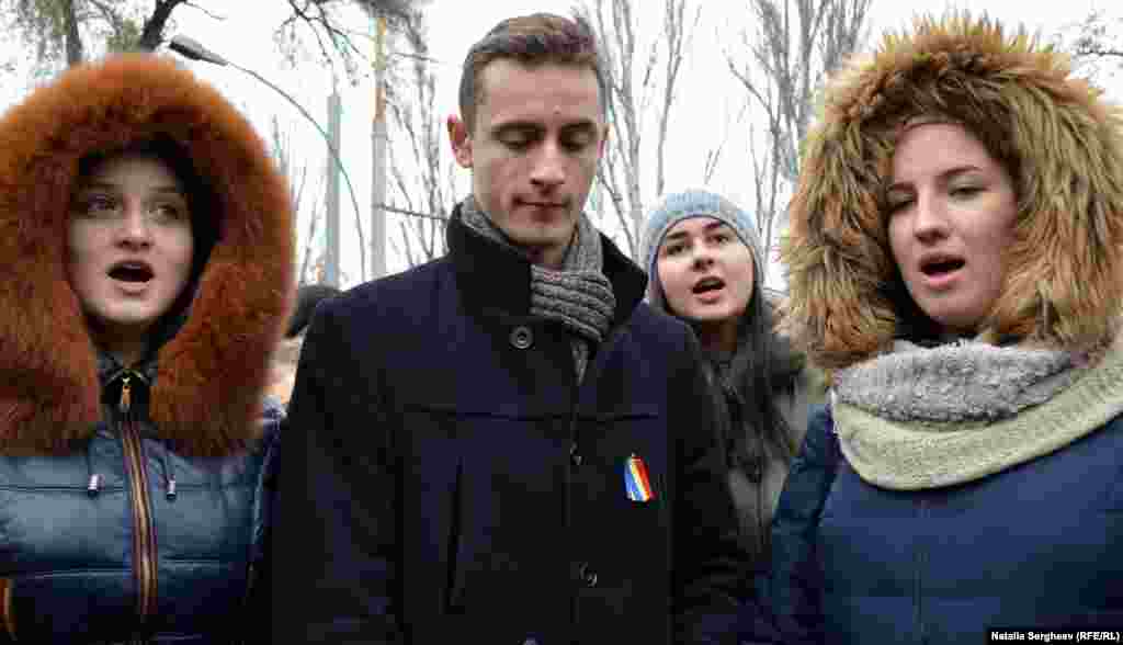 Câțiva tineri au intonat imnul Republicii Moldova, în semn de protest față de prezența de trupe militare ruse de pe teritoriul din stânga Nistrului.