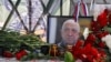 Lule të vendosura pranë fotografisë së Yevgeny Prigozhin, themeluesit të grupit të mercenarëve, Wagner. 