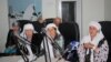 Гурӯҳи сокинони норозии Шаҳртеппа дар дафтари Озодӣ. Акс аз бойгонӣ