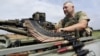 Ілюстраційне фото. Український військовослужбовець перевіряє свій кулемет на передовій