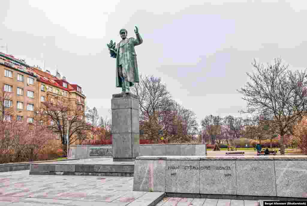Një fotografi e vitit 2015 e një monumenti të gjeneralit sovjetik, Ivan Konev. Ai ishte një nga gjeneralët e Ushtrisë së Kuqe, që i udhëhoqi trupat sovjetike në Pragën e pushtuar nga nazistët, në maj të vitit 1945. Monumenti ishte i diskutueshëm, kryesisht për shkak të rolit të mëvonshëm të Konevit në shtypjen e Revolucionit hungarez, më 1956, dhe vandalizohej vazhdimisht. Statuja u hoq në prill të vitit 2020. &nbsp;