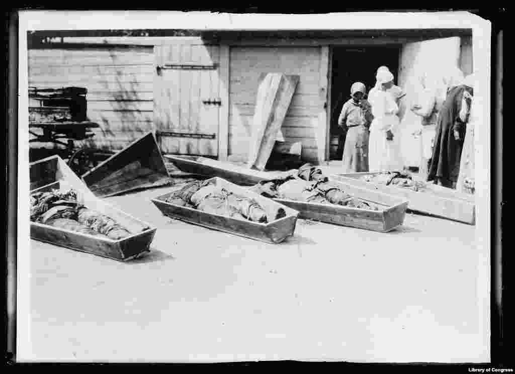 Noiembrie 1919. Ţărani ucraineni veniţi să-şi recunoască rudele omorâte de bolşevici, după ce rămăşiţele acestora au fost exhumate &nbsp;