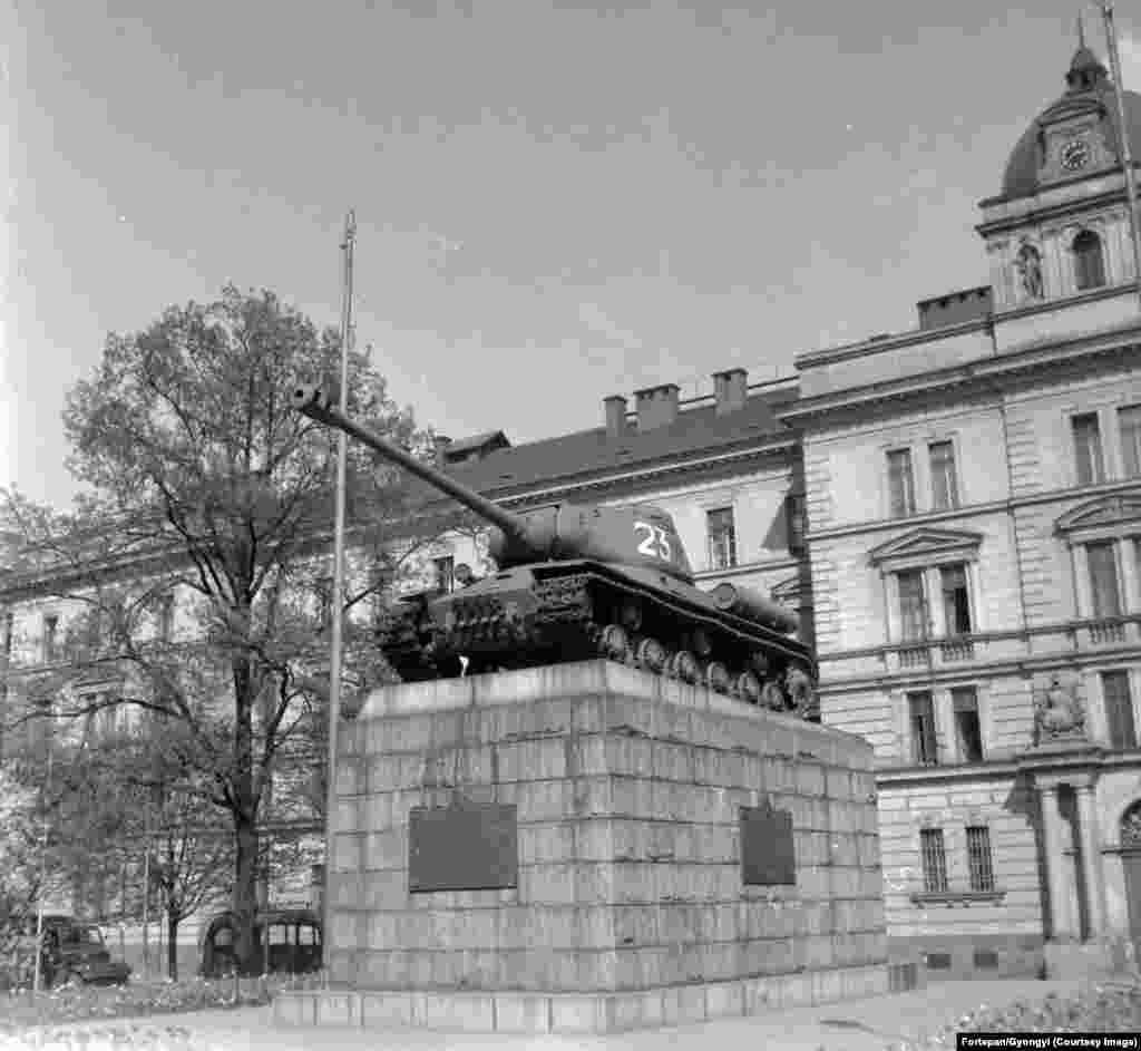Monumenti i ekuipazhit të tankut sovjetik në Pragë, i fotografuar në vitin 1961. Tanku u pikturua në rozë nga artisti David Cerny në prill të vitit 1991 dhe u hoq në qershor të të njëjtit vit.