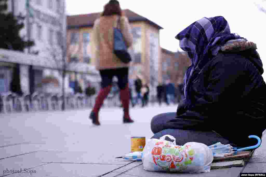 Prosjak utopljen protiv hladnoće na Trgu majke Tereze, Priština. Foto: Jeton Sopa